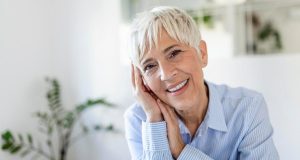Felicidade e independência:  Conheça as vantagens de fazer Implante Dentário